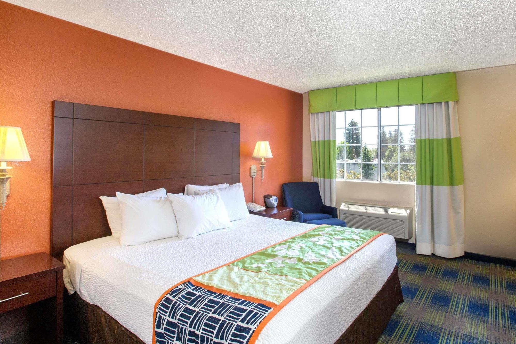 Days Inn By Wyndham Фремонт Экстерьер фото